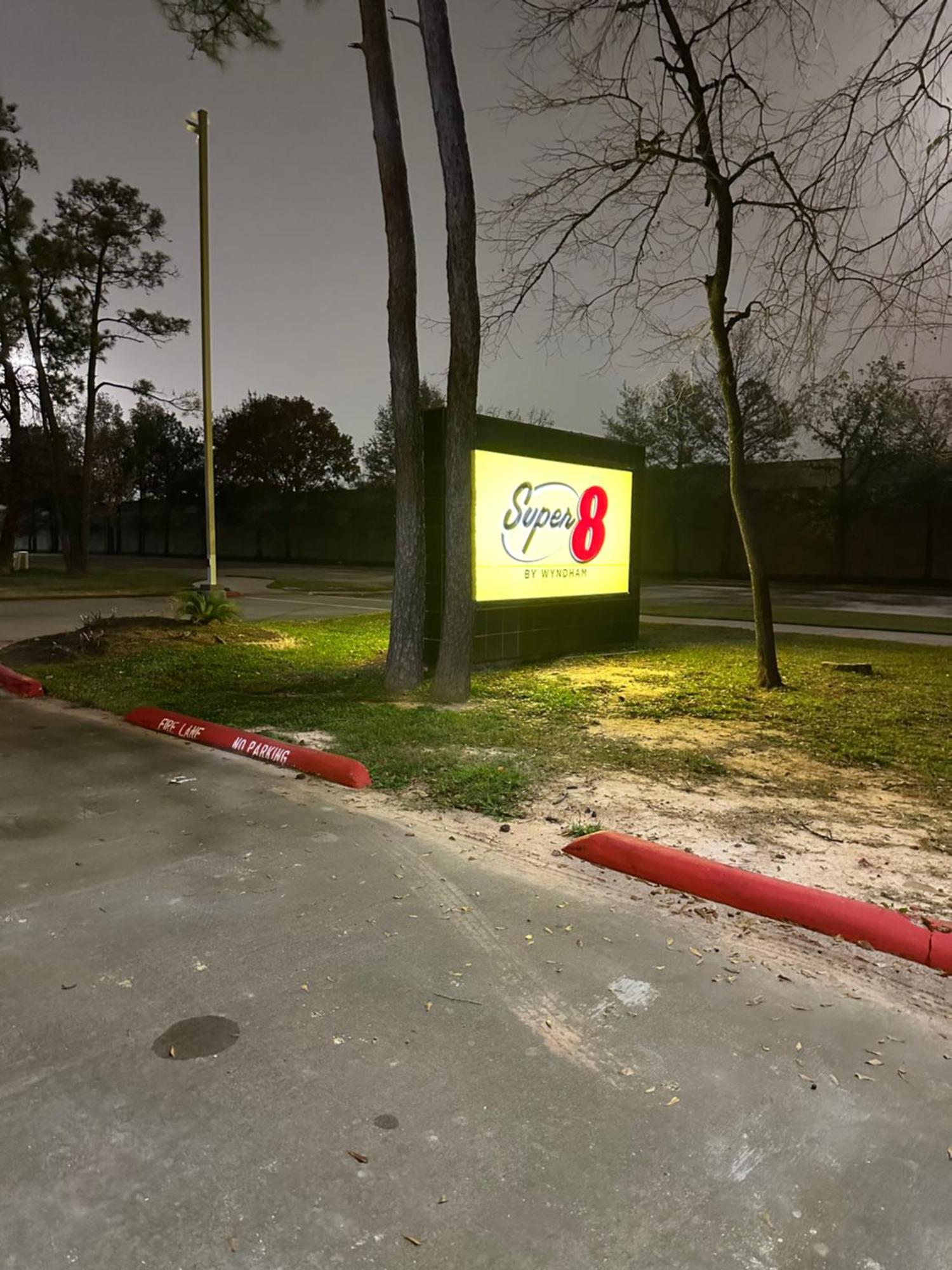 Super 8 By Wyndham The Woodlands North Exterior foto