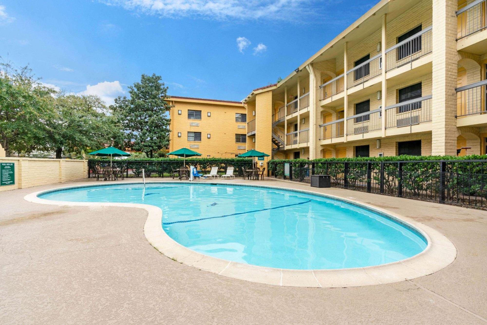 Super 8 By Wyndham The Woodlands North Exterior foto